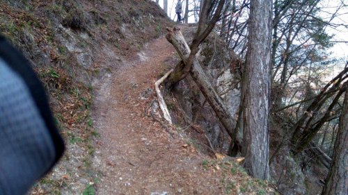 Na tem delu steze je potrebno postaviti varovalno ograjo ...